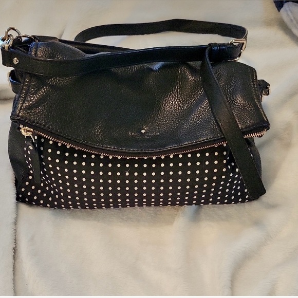Kate Spade EUC SZ 9”h x 12.9”w x 5.1”d Bag Polka Dot
Style No. PXRU4229 - Picture 1 of 8